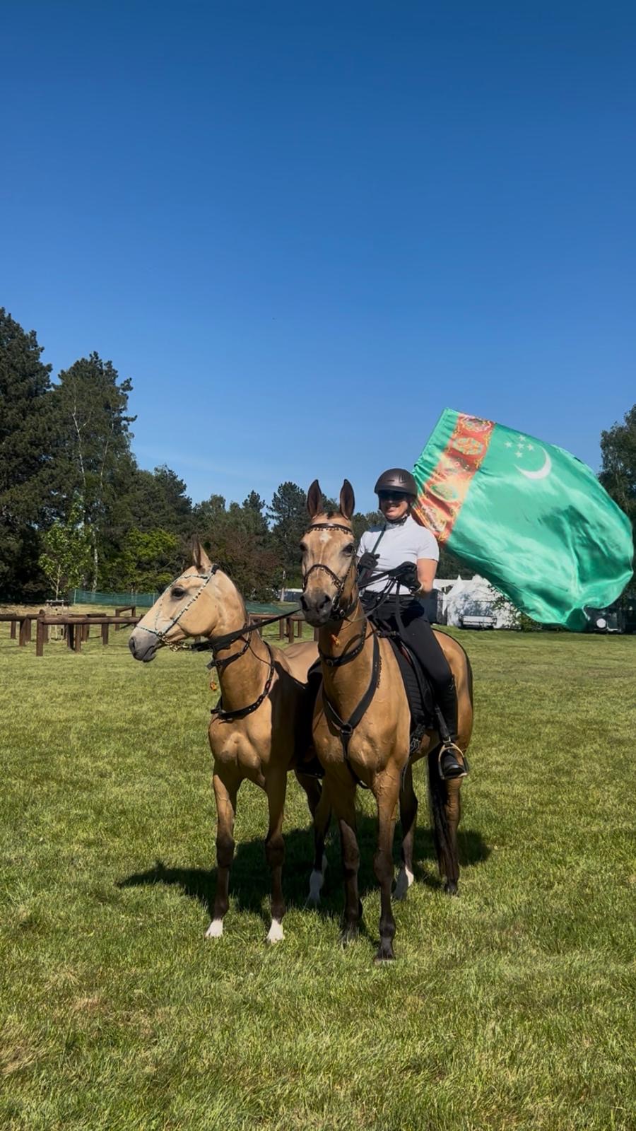 Safia und Darakhshan mit Fahne.jpg